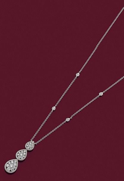 PENDENTIF en or gris (750 millièmes) composé d’une suite de trois gouttes en chute, ajourées serties de diamants taille brillan