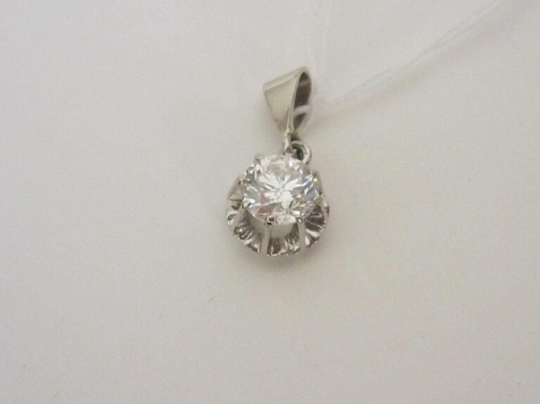 PENDENTIF en or gris (750 millièmes) serti d'un diamant taille brillant pesant 1,00 cara