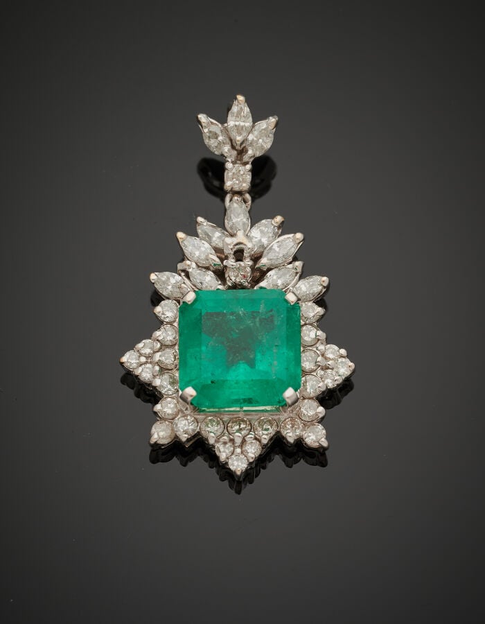 PENDENTIF en or gris (750‰) serti d'une émeraude taillée à degrés, entourée de…
