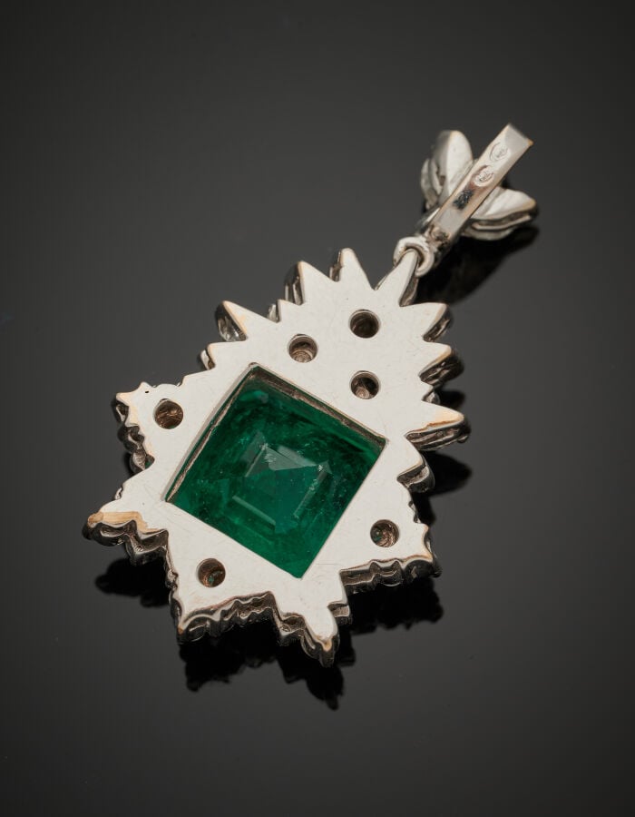 PENDENTIF en or gris (750‰) serti d'une émeraude taillée à degrés, entourée de…