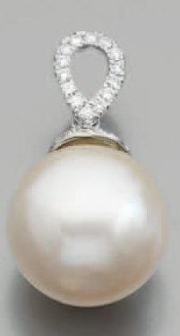 PENDENTIF en or gris ajouré à motif de goutte, serti de diamants, retenant une importante perle de culture des Mers du Su