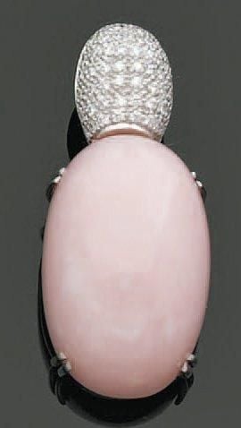 PENDENTIF en or gris serti d'un pavage bombé de diamants retenant une importante opale rose cabocho