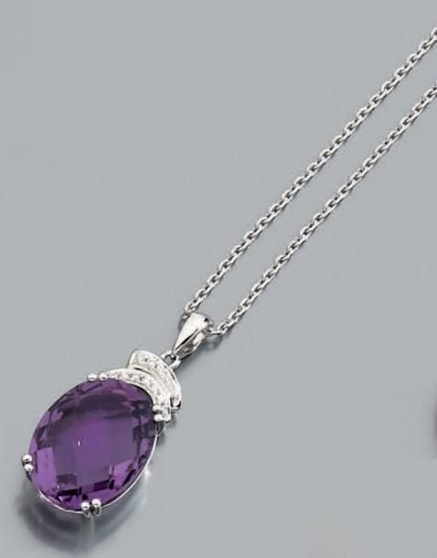 PENDENTIF en or gris serti d'une importante améthyste surmontée d'une double rangée de diamants taille brillant, et sa chaînette en or gri