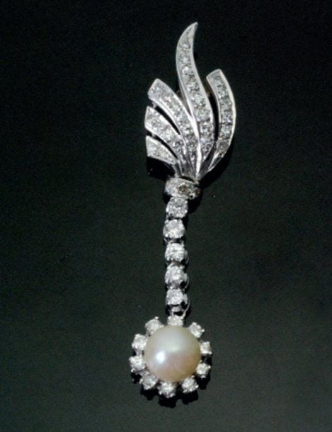 PENDENTIF en or gris serti de diamants de taille brillant serti d'une perle de culture blanch