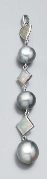 PENDENTIF en or gris serti de trois perles de culture grises de Tahiti, d'opales et d'un diamant de forme coeu