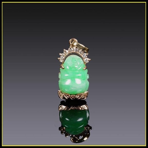 PENDENTIF en or jaune 14 carats serti d'un budai / putai en jade jadéite "vert pomme" et de de huit brillants taille goutt