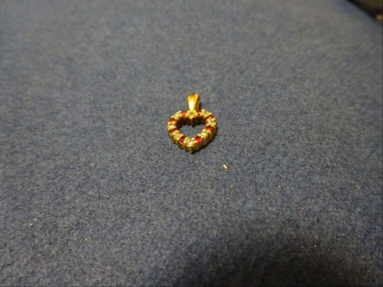 PENDENTIF  en or jaune 18K (750°/00) formant un coeur serti de rubis ronds et de diamants taille brillan