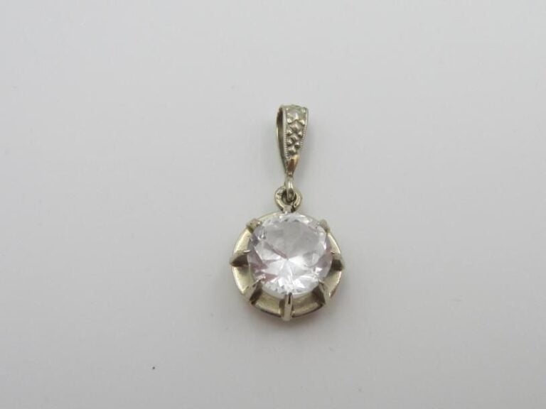 PENDENTIF en or jaune (750 millièmes) ciselé, serti d’une pierre blanche d’imitatio
