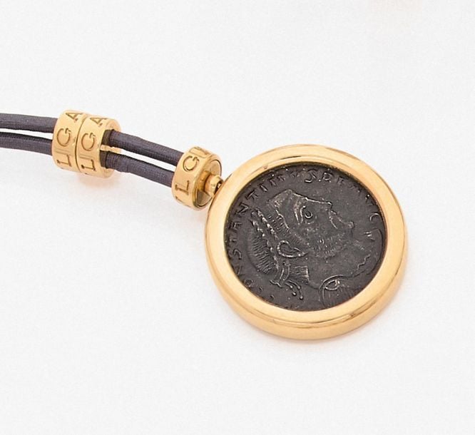 •PENDENTIF en or jaune (750‰) orné pièce de monnaie en bronze, gravé «Thessalonica Constantinus Au