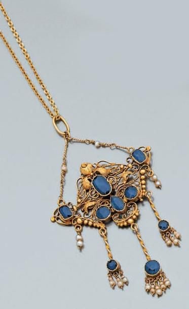 PENDENTIF en or jaune ajouré et ciselé serti de saphirs de forme ronde, coussin, ovale et poire, et de perles probablement fine