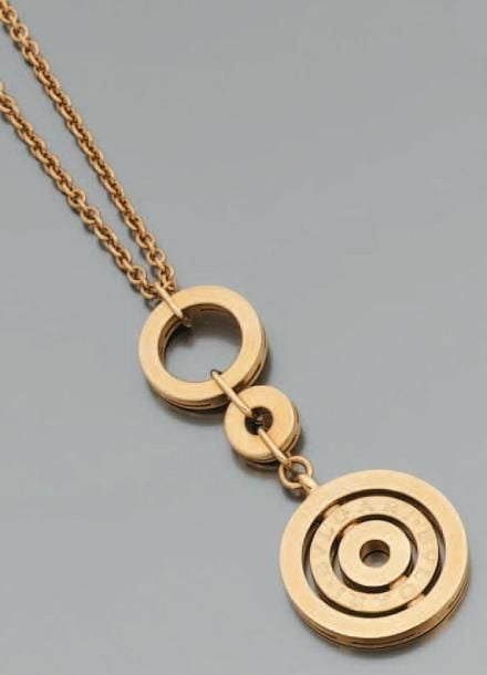 PENDENTIF en or jaune, et sa chaînette, à motifs circulaires articulés gravés BULGAR