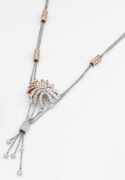PENDENTIF en or rose et or gris serti de lignes sinueuses de diamants taille brillant, retenant quatre chaînettes en or gris agrémentées de diamant