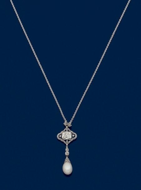 PENDENTIF en platine (800 millièmes) et or gris (750 millièmes) ajouré orné au centre d'un diamant taille ancienne de forme coussin en serti clos (égrisure), entouré de petits diamants taillés en rose et taille ancienne, retenant une perle fine légèrement piriform