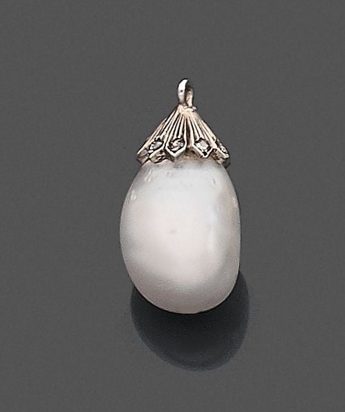•PENDENTIF en platine (800‰) serti de diamants taillés en rose retenant une perle fine piriform