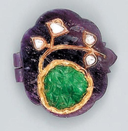 PENDENTIF en rubis ciselé et percé, surmonté de diamants taillés en rose et d'une émeraude ciselée montée sur or jaune, à motif de fleu