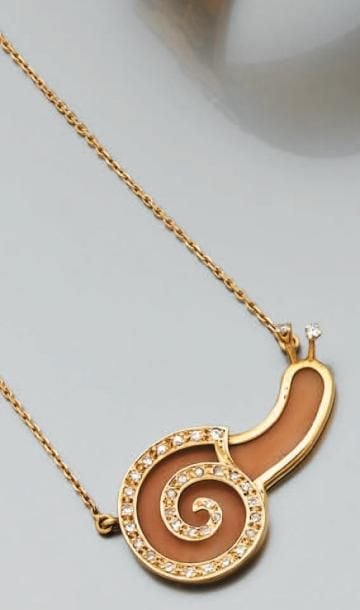 PENDENTIF «escargot» et sa chaînette en or jaune serti de corail et de diamants taille brillan