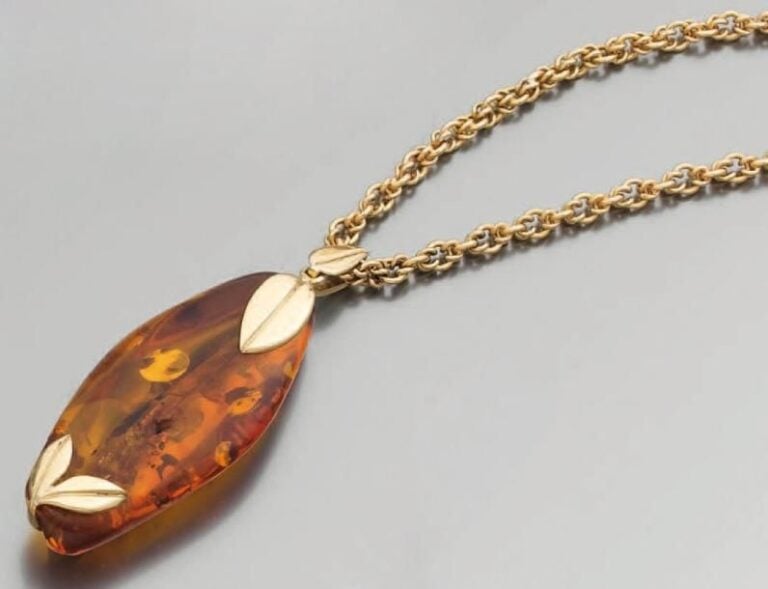 PENDENTIF, et sa chaîne, en or jaune, serti d'ambr