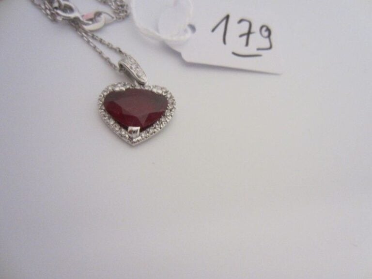 PENDENTIF et sa chaînette en or gris (750 millièmes) serti d?un rubis de forme poire entouré de diamant