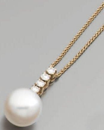 PENDENTIF, et sa chaînette, en or jaune serti d'un alignement de quatre diamants taille brillant retenant une perle de culture blanch