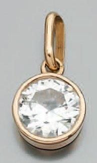 PENDENTIF et sa chaînette en or jaune, serti d'un important diamant de taille ancienn