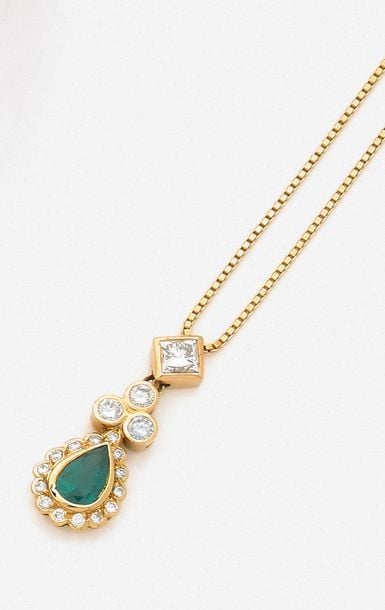 PENDENTIF et sa chaînette (manque), en or jaune (750 millièmes) serti d’une émeraude piriforme et de diamants taille brillant et taille princess