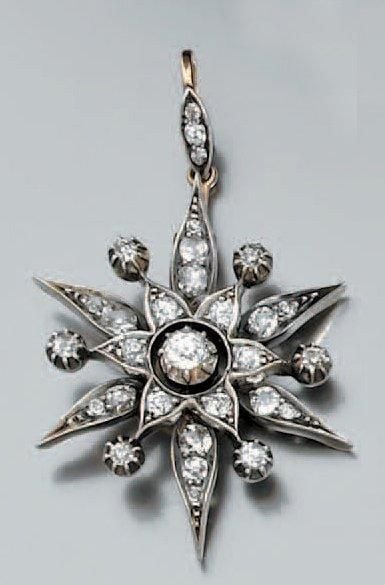 PENDENTIF «étoile» en or gris et or jaune 9 carats (375 millièmes) ajourés et sertis de diamants taille ancienne et de ros