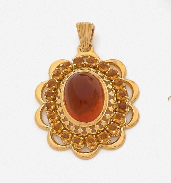 PENDENTIF «fleur» en or jaune (750 millièmes) ajouré centré d'une citrine cabochon, entourée de citrines de forme rond