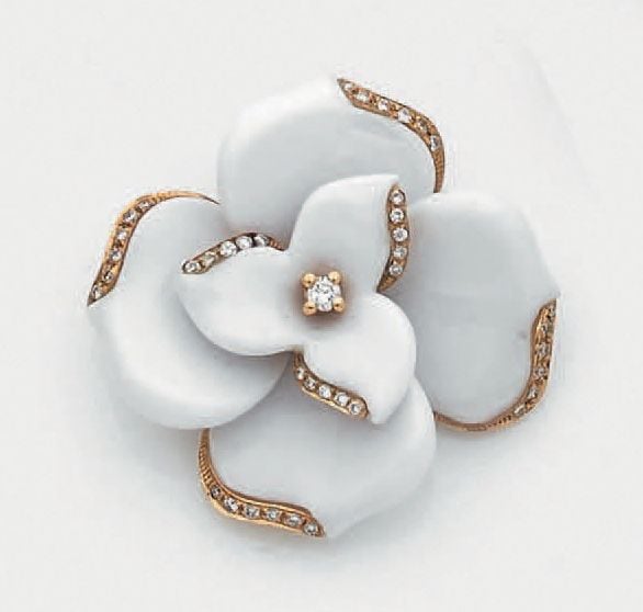 PENDENTIF «fleur» en or rose (750 millièmes) orné d'agate blanche rehaussée de diamants taille brillan