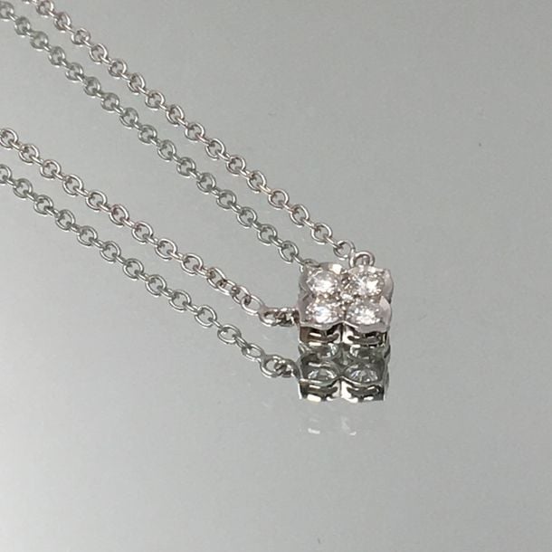 PENDENTIF «fleur» et sa chaînette en or gris (750 millièmes) serti de cinq diamants taille brillan