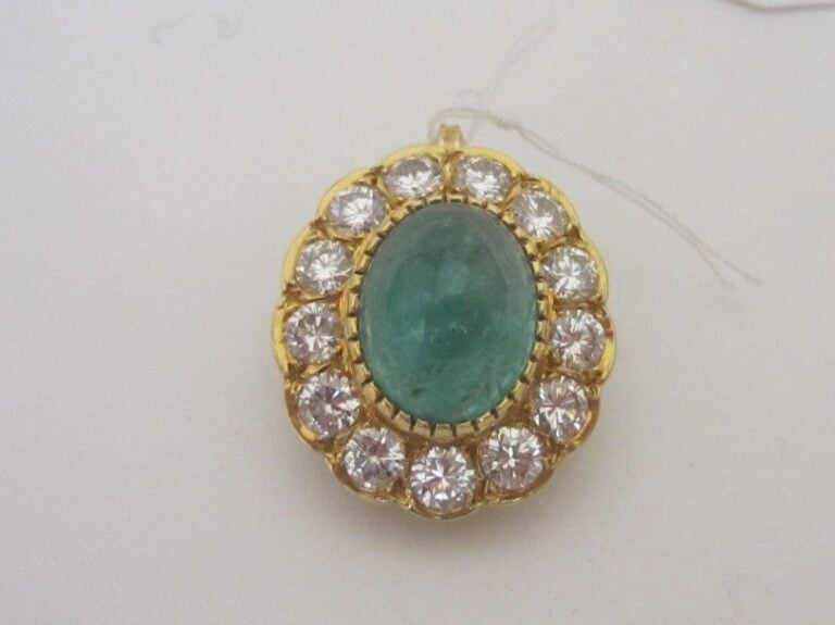 PENDENTIF «fleur» ovale en or jaune (750 millièmes) serti d'une émeraude cabochon entourée de diamants taille brillan