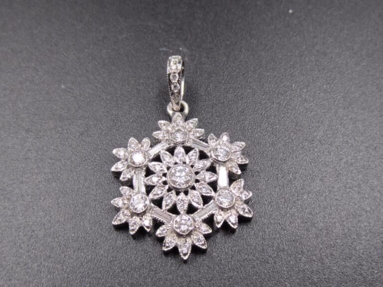 PENDENTIF « flocon de neige fleuri» en or gris (750 millièmes) ajouré serti de diamants baguettes et taille brillan