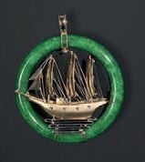 Pendentif formé d'un jonc en jadéite verte encerclant une jonque à trois mâts en métal dor