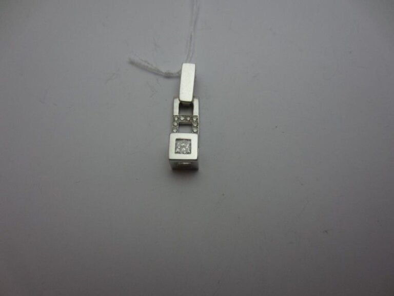 PENDENTIF géométrique en or gris (750 millièmes) ajouré serti de diamants taille brillant, dont un plus importan