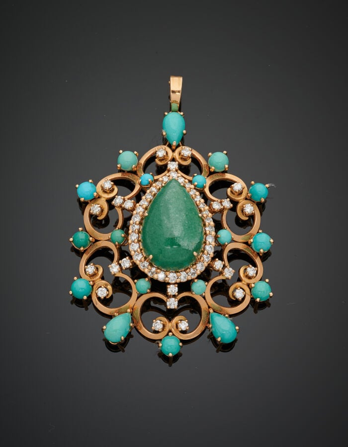 PENDENTIF « goutte » en or jaune (750‰) ajouré, à motifs de volutes, serti d'un…