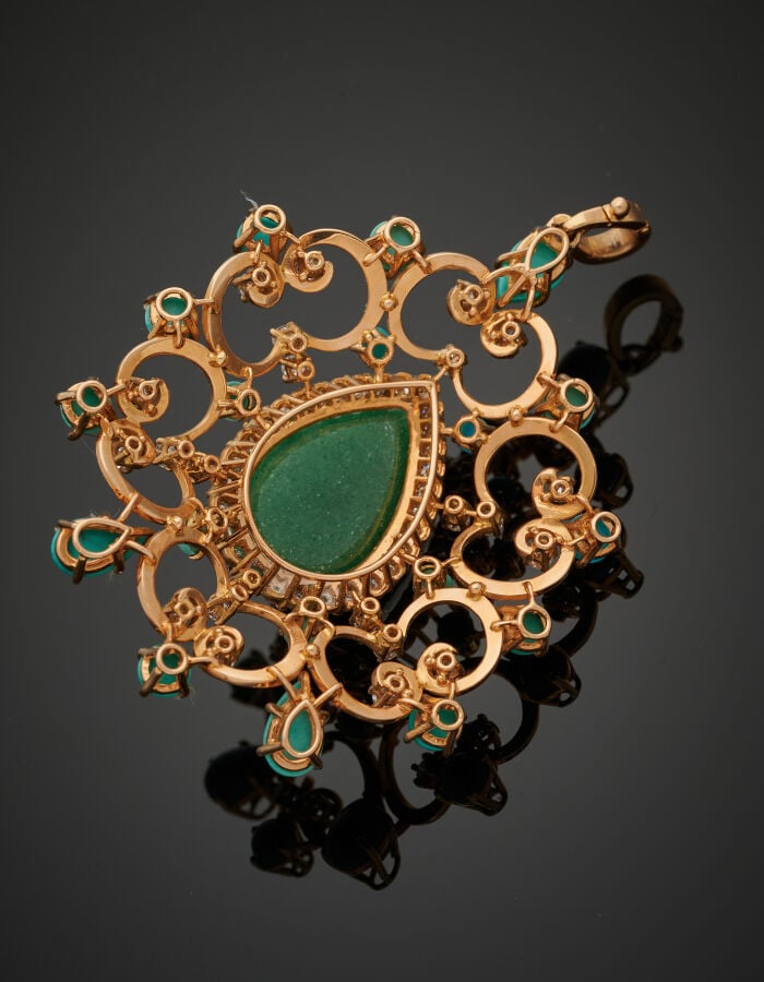 PENDENTIF « goutte » en or jaune (750‰) ajouré, à motifs de volutes, serti d'un…