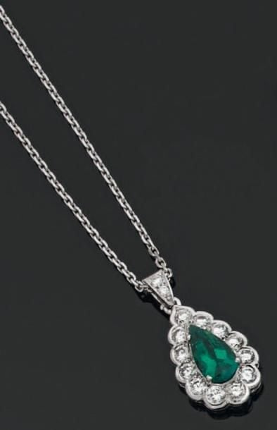 PENDENTIF « goutte », et sa chaînette, en or gris serti d'une émeraude de forme poire entourée de diamants taille brillan