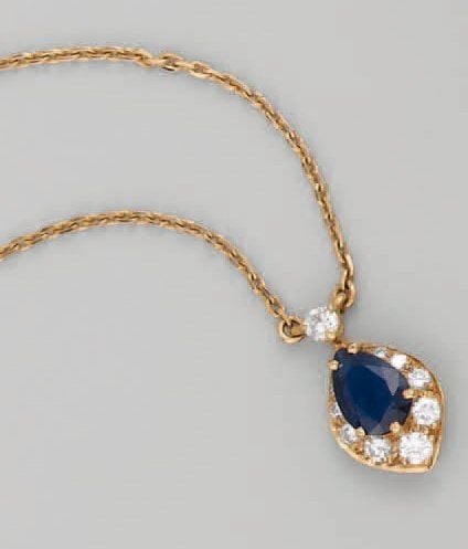 PENDENTIF « goutte », et sa chaînette, en or jaune serti d'un saphir de forme poire surmonté et entouré de diamants de taille brillan