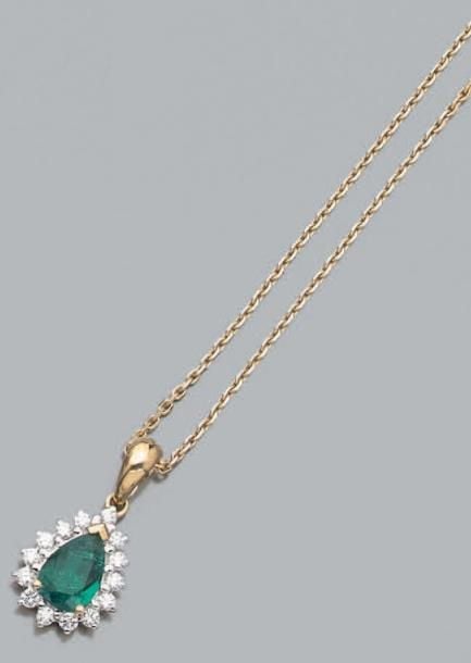 PENDENTIF «goutte», et sa chaînette, en or jaune serti d'une émeraude de forme poire entourée de diamants taille brillan
