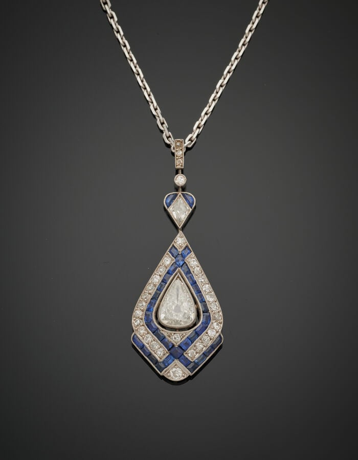 PENDENTIF "goutte" géométrique en platine (950‰) serti d'un diamant taille anci…