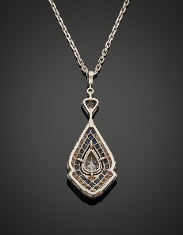 PENDENTIF "goutte" géométrique en platine (950‰) serti d'un diamant taille anci…