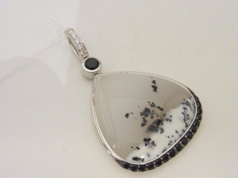 PENDENTIF « goutte » or gris (750 millièmes) serti d’un quartz dendrite souligné et surmonté de saphirs noirs et diamants taille brillan