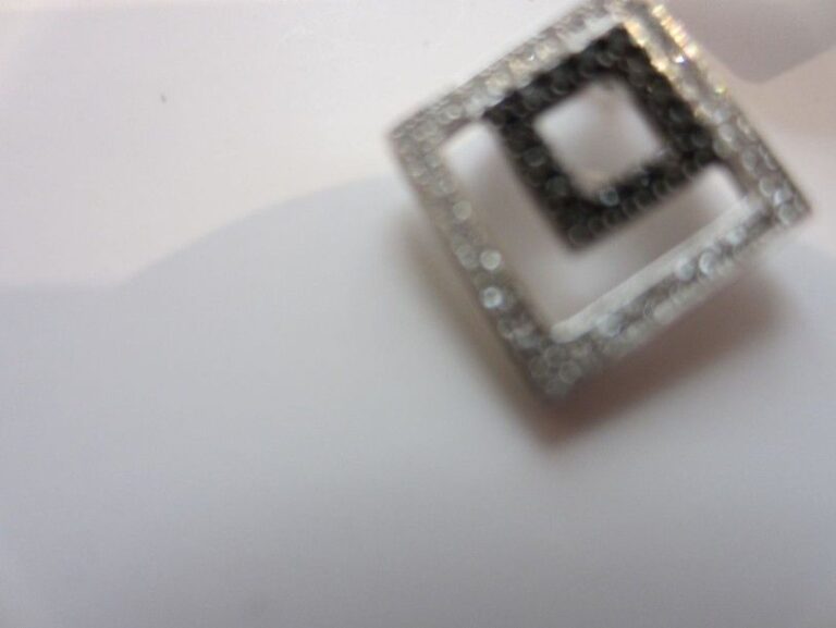 PENDENTIF losangique en or gris ajouré serti de diamants blancs et diamants noir