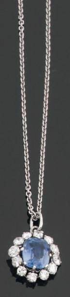 PENDENTIF « marguerite », et sa chaînette en or gris serti d'un saphir de forme coussin entouré de diamant