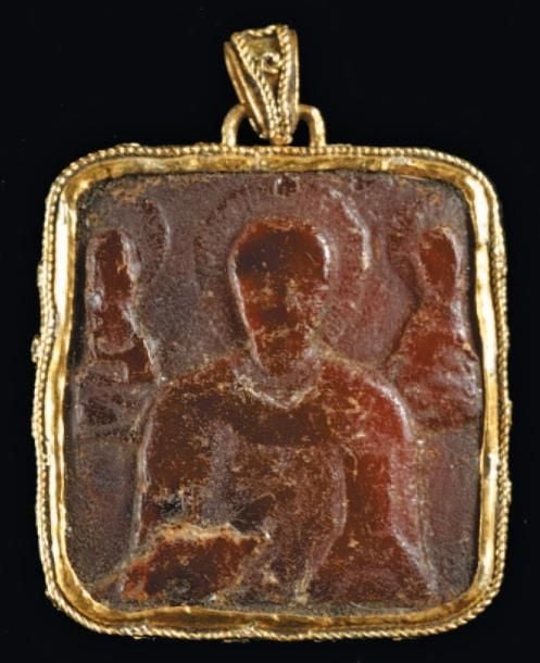 PENDENTIF Médaillon rectangulaire orné en relief d'un buste religieux bordé d'un fin cadre d'or à contours grénetés, muni d'un passan
