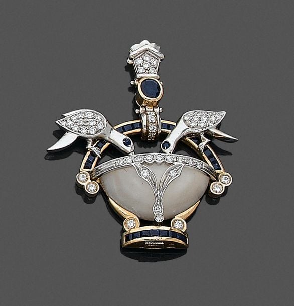 •PENDENTIF «oisillons» en or jaune et or gris (750‰) ajouré, orné de nacre blanche et serti de diamants et saphir