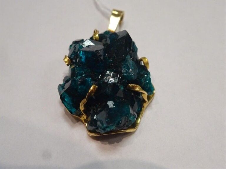 PENDENTIF ovale en or jaune 18K (750°/00) orné d'un cristal de dioptase