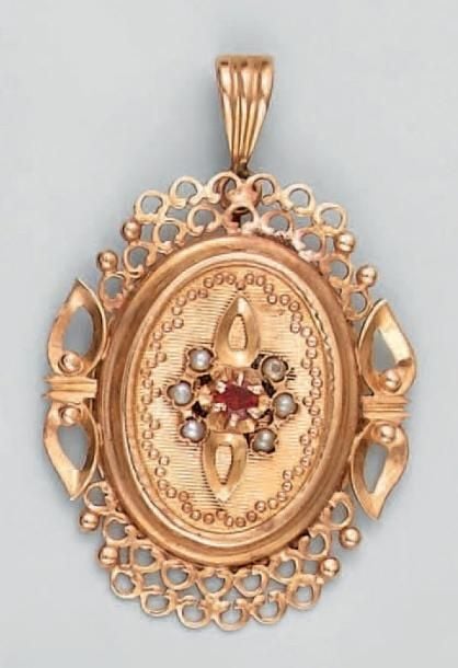 PENDENTIF ovale en or jaune ajouré et ciselé serti au centre d'une pierre orange et de demi-perles de cultur