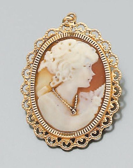 PENDENTIF ovale en or jaune ajouré et ciselé serti d'un camée coquille « profil de femme » rehaussé d'or torsad