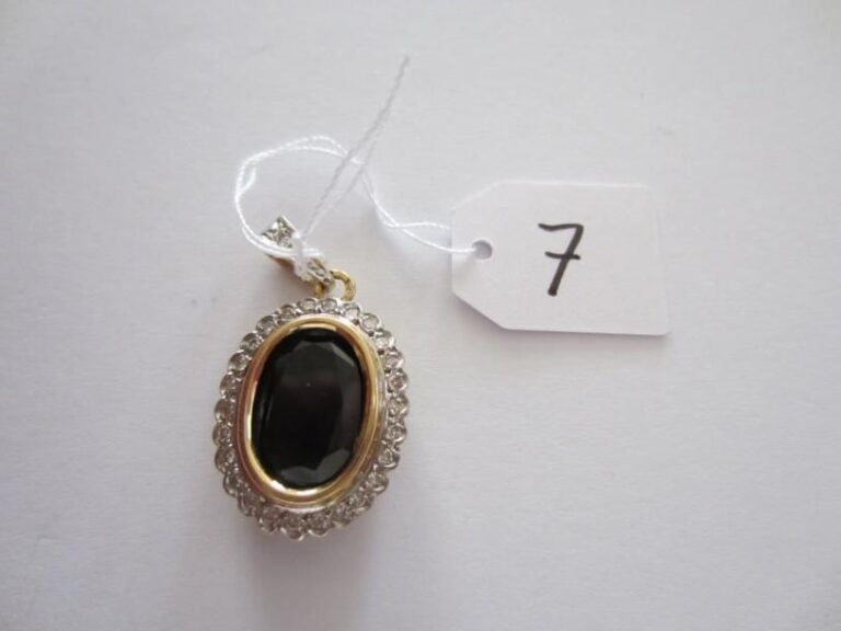 PENDENTIF ovale en or jaune et or gris sertis d'une pierre noire entourée de diamants 8/
