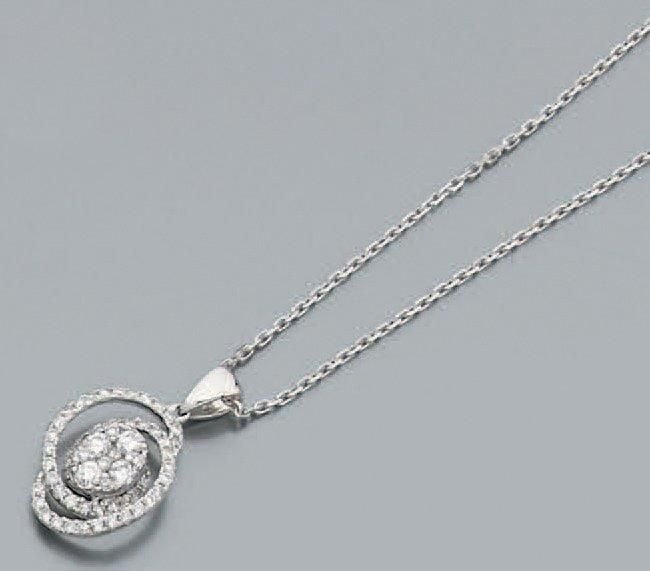 PENDENTIF ovale, et sa CHAÎNETTE, en or gris ajouré serti de diamants taille brillant, à motif tourbillo